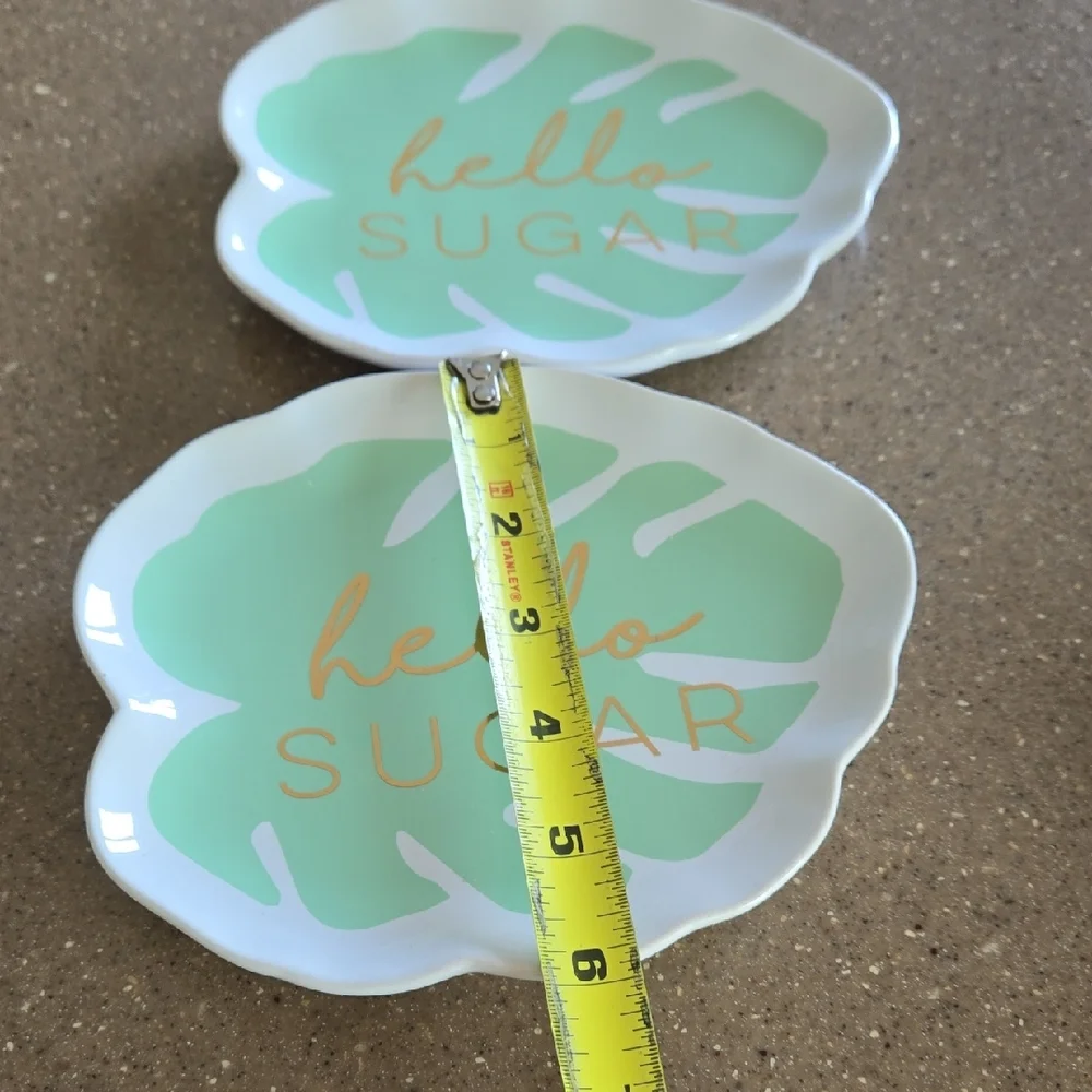 Leaf-Shaped Plates with Mint Green‎ Design